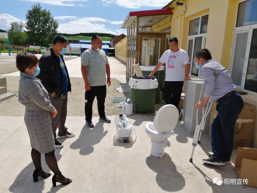 阳明农业农村局到五林镇金场村开展农村厕改示范工作(图1)